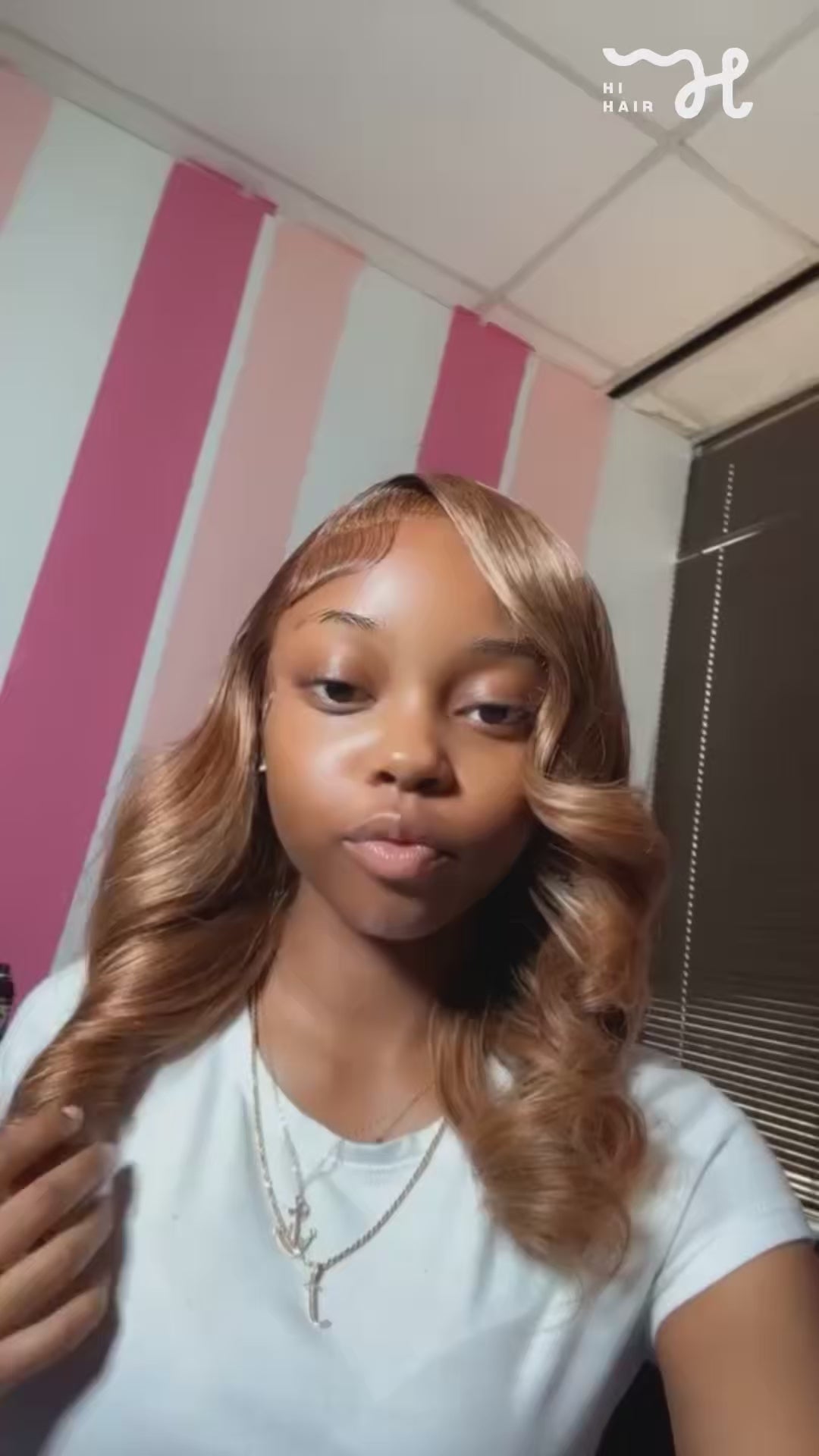 Load and play video in Gallery viewer, HIHAIR® OMBRE HIGHLIGHTS STRAIGHT 13*4 LACE FRONTAL WIG - 100% HUMAN VIRGIN HAIR

